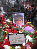 Море цветов на могиле ЛГурченко 2 апреля 2011 год 072.jpg